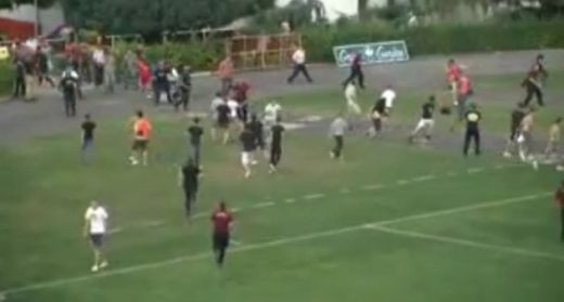 VIDEO: Daca fiecare meci prost al lui Tanase s-ar incheia asa, azi ar fugi precum Usain Bolt :)) Cum si-au fugarit fanii echipa pentru ca juca praf