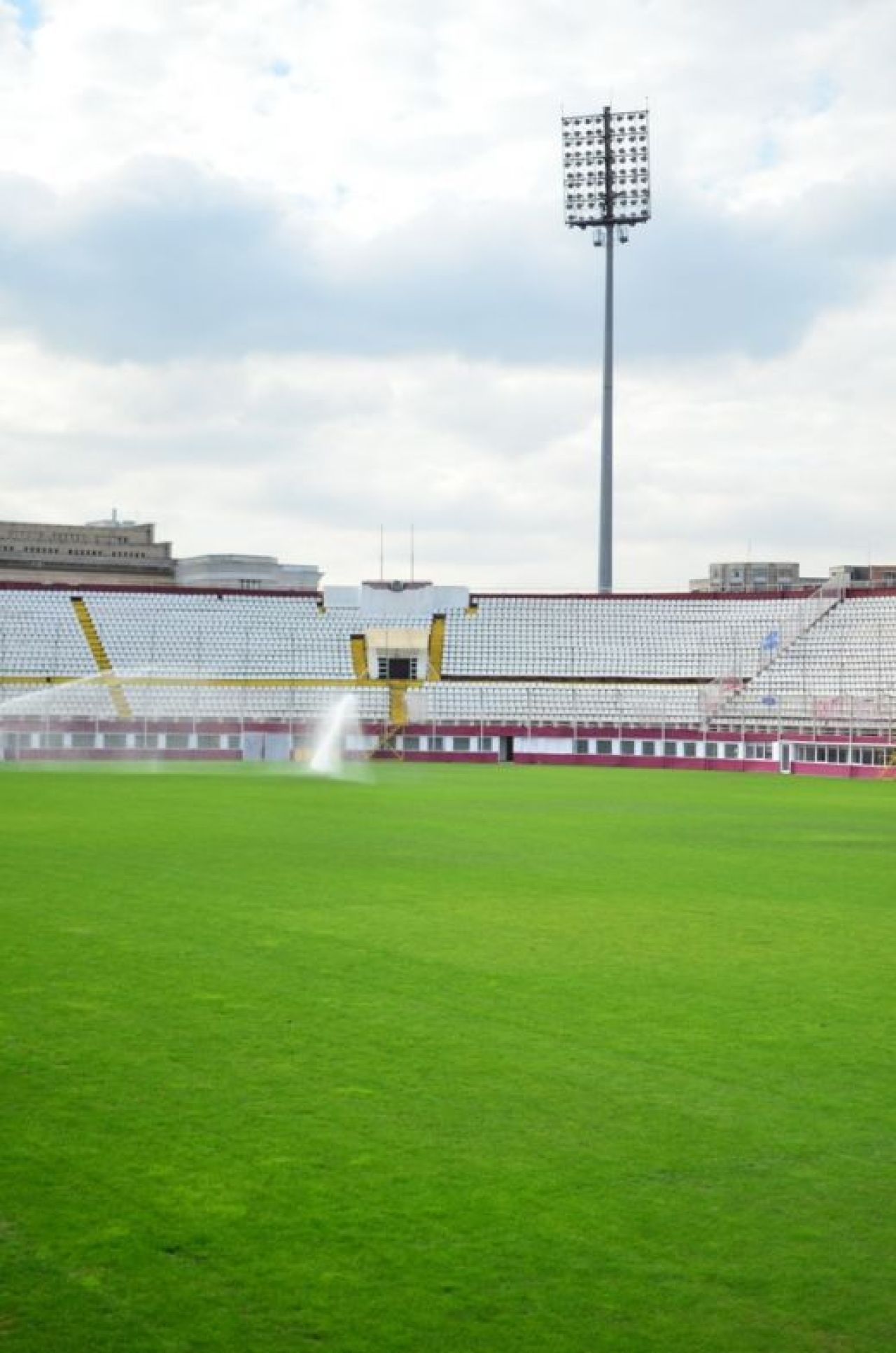 Rapid a facut cel mai tare transfer! Lucescu a mutat echipa pe Highbury si pregateste imnul de Liga! Rapid e ACASA intr-un singur loc:_8