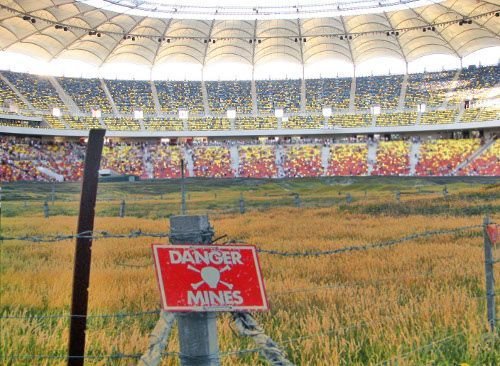 FOTO INCREDIBIL: Mine antitanc, gasite sub gazonul de pe National Arena :)_6
