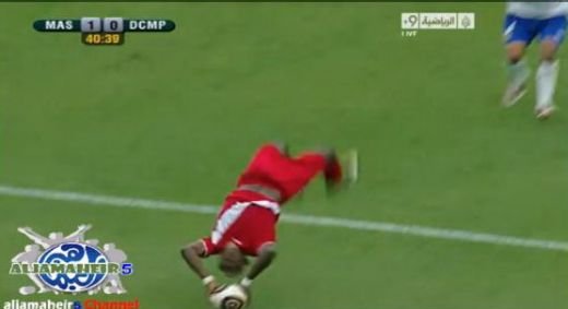 SUPER VIDEO El e jucatorul care nu stie sa bata aut normal! Se da peste cap de fiecare data cand trimite in teren!