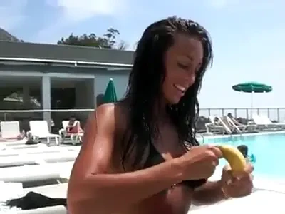 Pitipoancele isi fac nationala: Bruneta care ascunde banana! VIDEO SPECTACULOS: