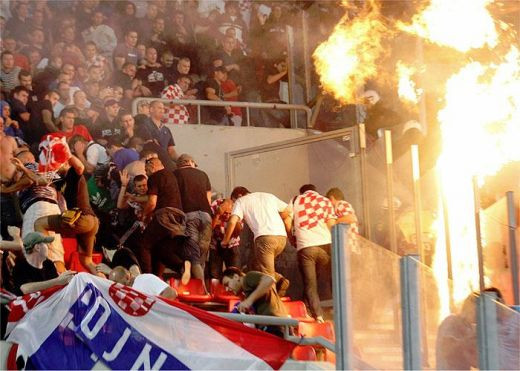 VIDEO / Scene INCREDIBILE la Grecia - Croatia! O BOMBA a explodat pe stadion, o peluza a fost incendiata, arbitrul a oprit meciul!