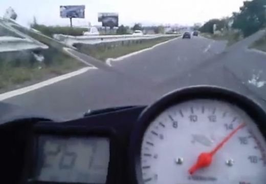 VIDEO INCREDIBIL: Cea mai tare liniuta vazuta pe autostrada: Motocicleta avea 270 km/h, dar a fost UMILITA de un Opel! Cat avea masina?
