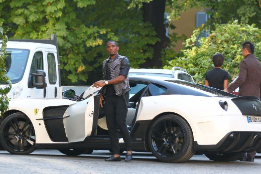 FOTO: Eto'o si-a propus sa faca economii pentru a-si lua un Ferrari: o secunda, doua, trei .... patru! GATA :))_1
