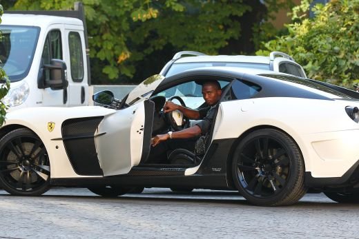 FOTO: Eto'o si-a propus sa faca economii pentru a-si lua un Ferrari: o secunda, doua, trei .... patru! GATA :))_2