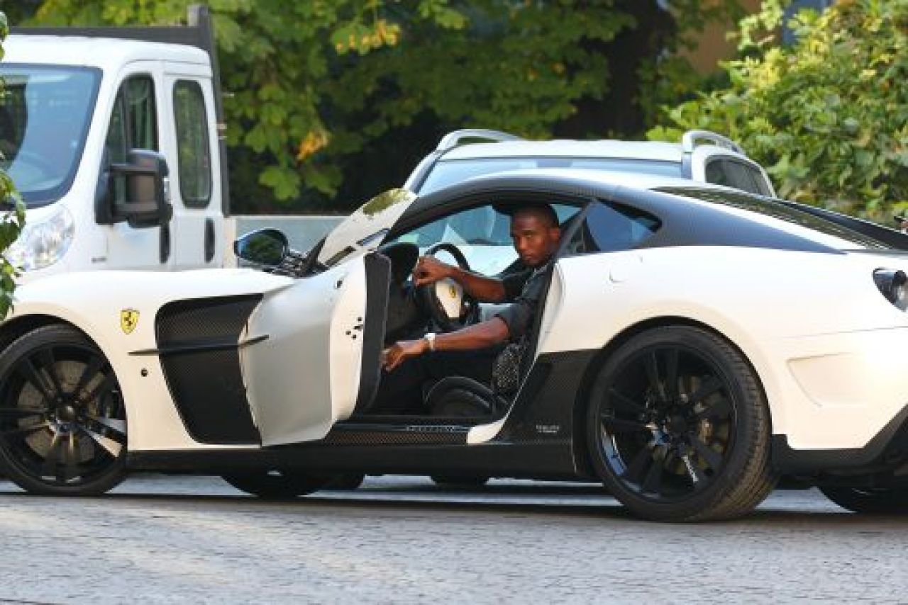 FOTO: Eto'o si-a propus sa faca economii pentru a-si lua un Ferrari: o secunda, doua, trei .... patru! GATA :))_2