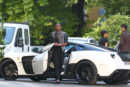 FOTO: Eto'o si-a propus sa faca economii pentru a-si lua un Ferrari: o secunda, doua, trei .... patru! GATA :))_3