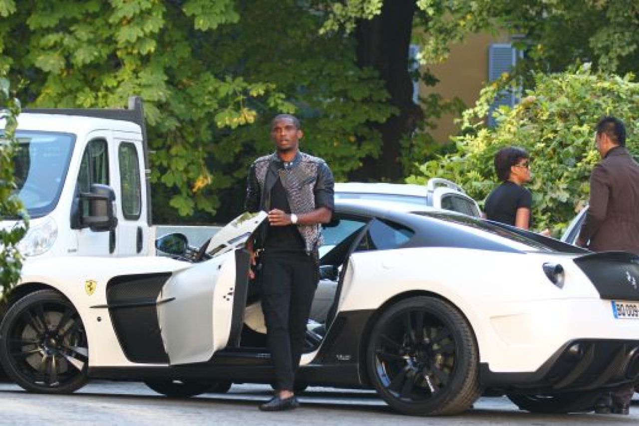 FOTO: Eto'o si-a propus sa faca economii pentru a-si lua un Ferrari: o secunda, doua, trei .... patru! GATA :))_3