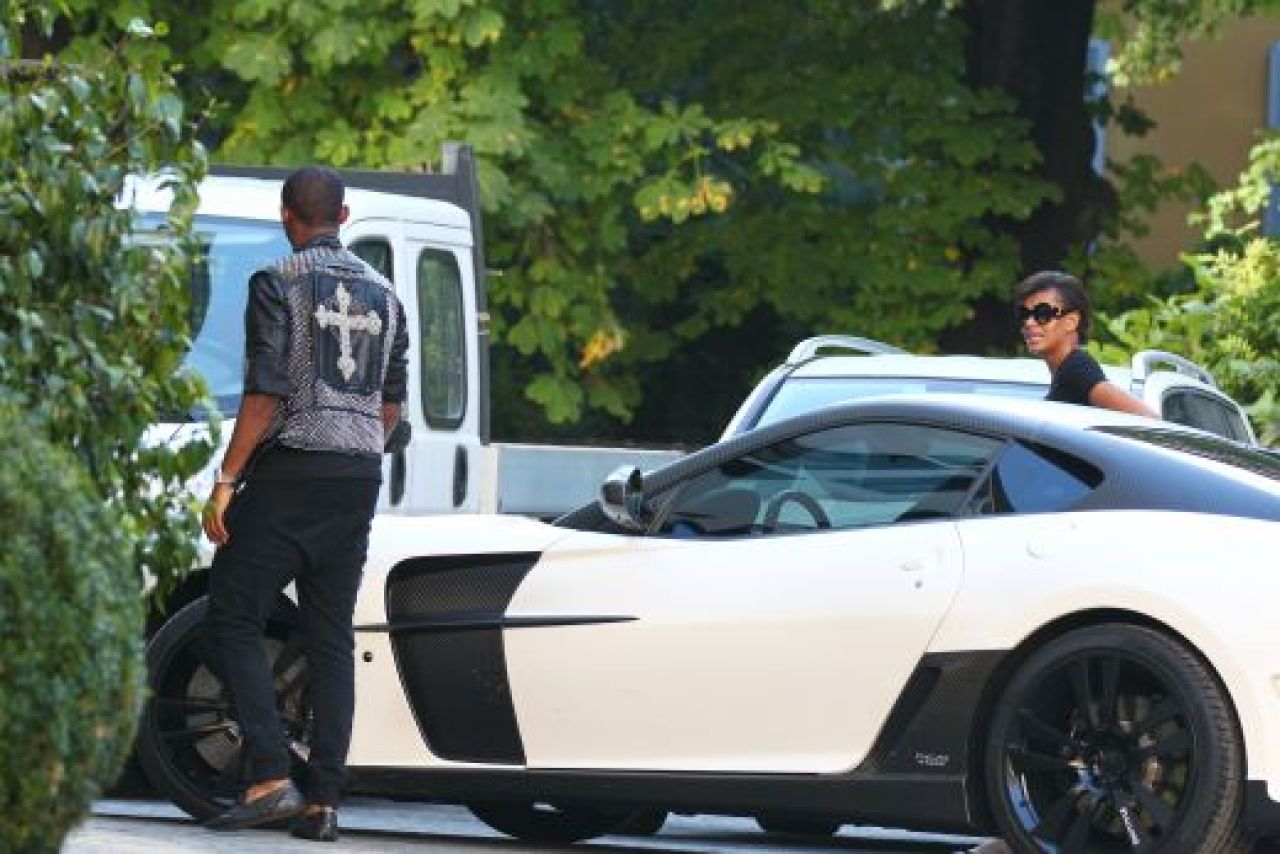 FOTO: Eto'o si-a propus sa faca economii pentru a-si lua un Ferrari: o secunda, doua, trei .... patru! GATA :))_4