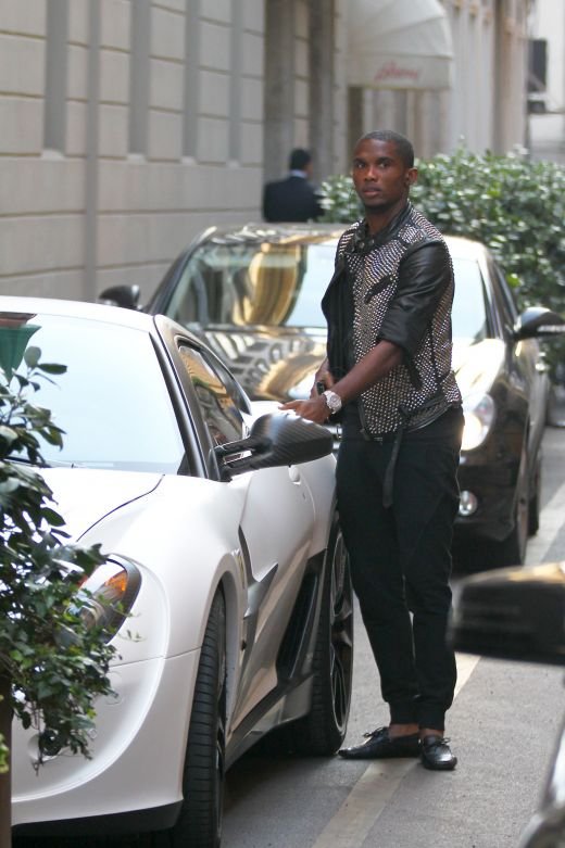 FOTO: Eto'o si-a propus sa faca economii pentru a-si lua un Ferrari: o secunda, doua, trei .... patru! GATA :))_5