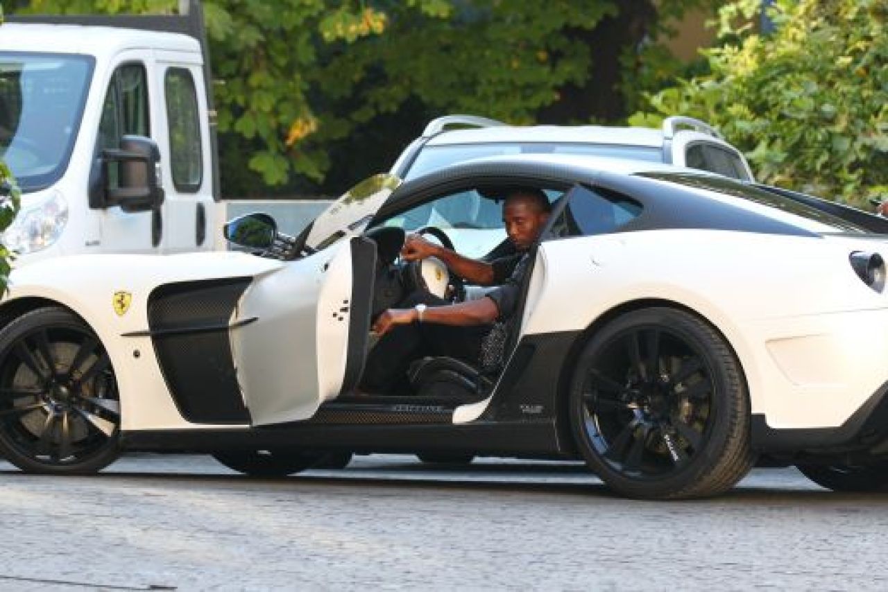 FOTO: Eto'o si-a propus sa faca economii pentru a-si lua un Ferrari: o secunda, doua, trei .... patru! GATA :))_7