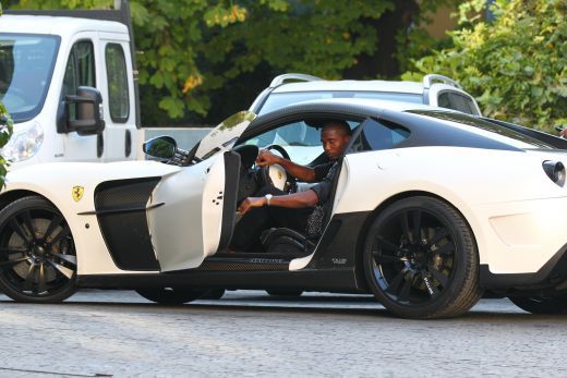 FOTO: Eto'o si-a propus sa faca economii pentru a-si lua un Ferrari: o secunda, doua, trei .... patru! GATA :))_7