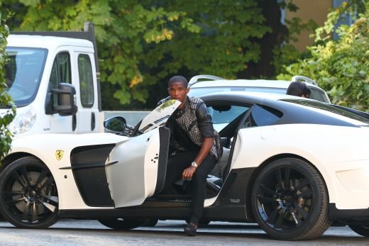 FOTO: Eto'o si-a propus sa faca economii pentru a-si lua un Ferrari: o secunda, doua, trei .... patru! GATA :))_8