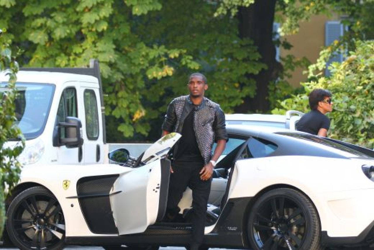 FOTO: Eto'o si-a propus sa faca economii pentru a-si lua un Ferrari: o secunda, doua, trei .... patru! GATA :))_9