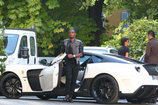 FOTO: Eto'o si-a propus sa faca economii pentru a-si lua un Ferrari: o secunda, doua, trei .... patru! GATA :))_10