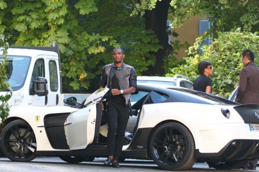 FOTO: Eto'o si-a propus sa faca economii pentru a-si lua un Ferrari: o secunda, doua, trei .... patru! GATA :))_10