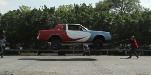 VIDEO INCREDIBIL! Nici la circ nu vezi asa ceva: Asta e prima masina care sare coarda :))