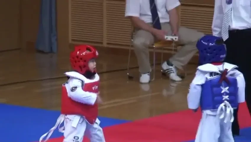 VIDEO: Cel mai ADORABIL meci de taekwondo vazut vreodata! Cum s-au batut doi copii de 4 ani: