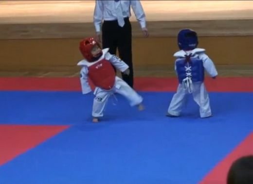 VIDEO: Cel mai ADORABIL meci de taekwondo vazut vreodata! Cum s-au batut doi copii de 4 ani: