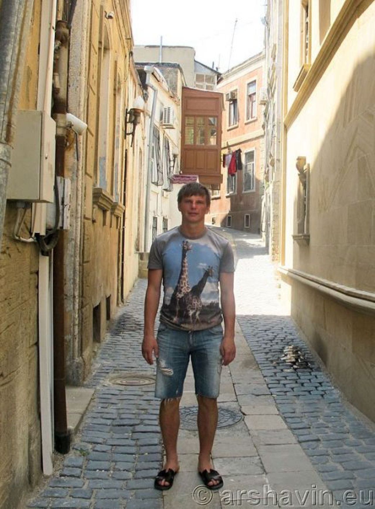 Tricoul cu GIRAFE facut celebru de Florin Costea a ajuns in Anglia! Nu o sa ghicesti cine il poarta :)_5
