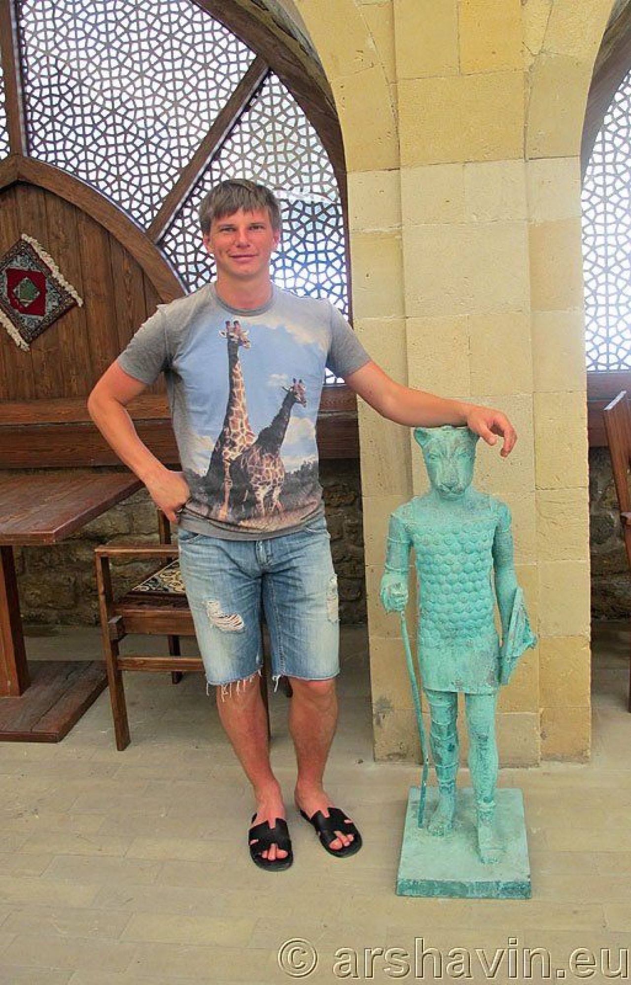 Tricoul cu GIRAFE facut celebru de Florin Costea a ajuns in Anglia! Nu o sa ghicesti cine il poarta :)_6