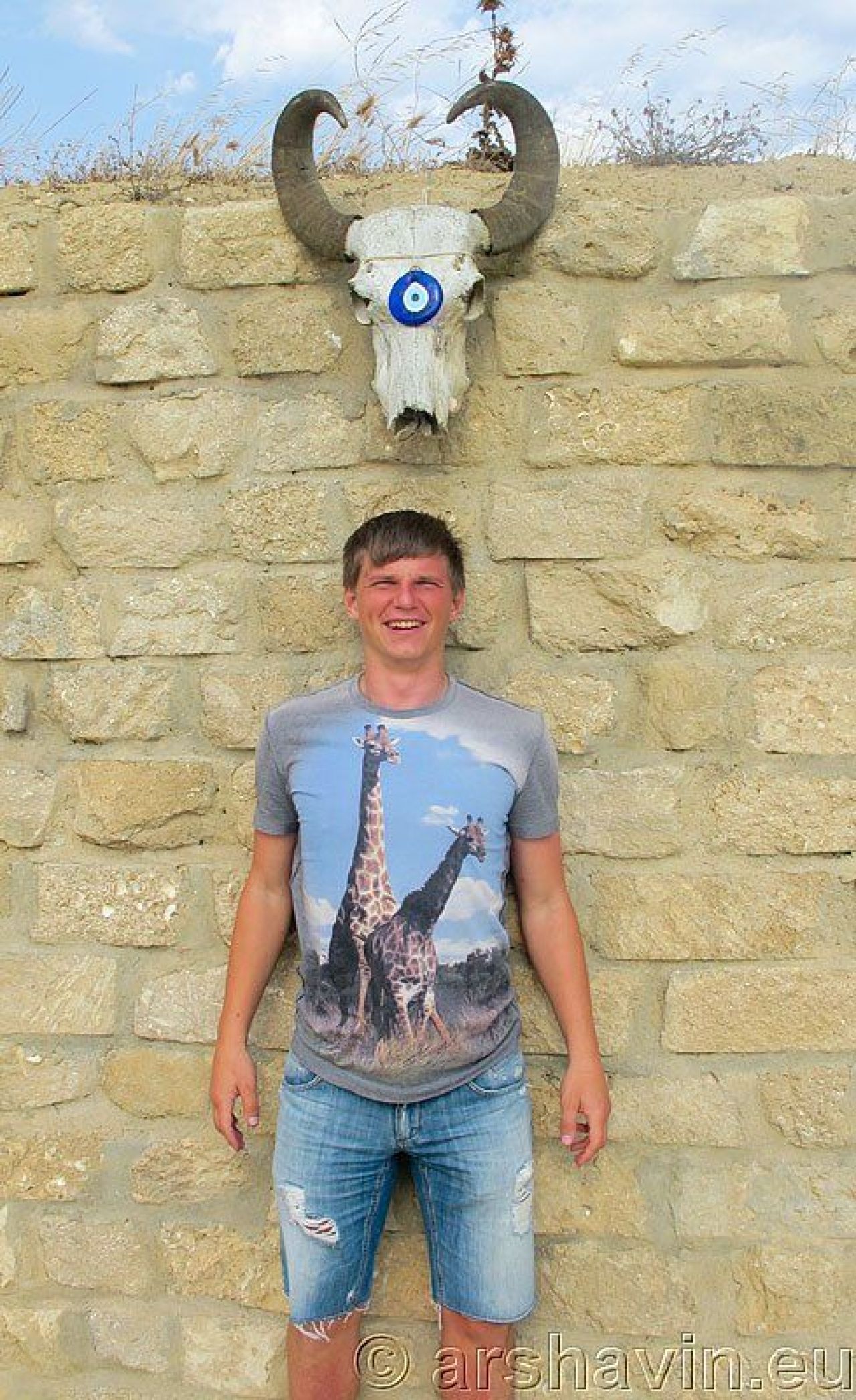 Tricoul cu GIRAFE facut celebru de Florin Costea a ajuns in Anglia! Nu o sa ghicesti cine il poarta :)_12