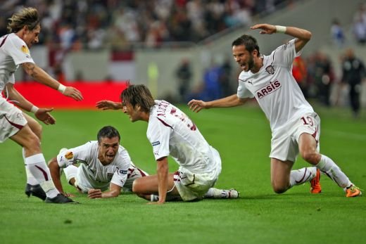 Dica ataca dur: "Daca joaca asa, NICIODATA nu o sa o bata Rapidul pe Steaua!" Pancu ii ureaza lui Gigi sa se sinucida. De doua ori! :)