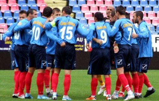VIDEO: Atmosfera ca-n Vestul Salbatic in Liga II: portarul de la Branesti a fost luat la pumni, secundul Gloriei Buzau, retinut de jandarmi!