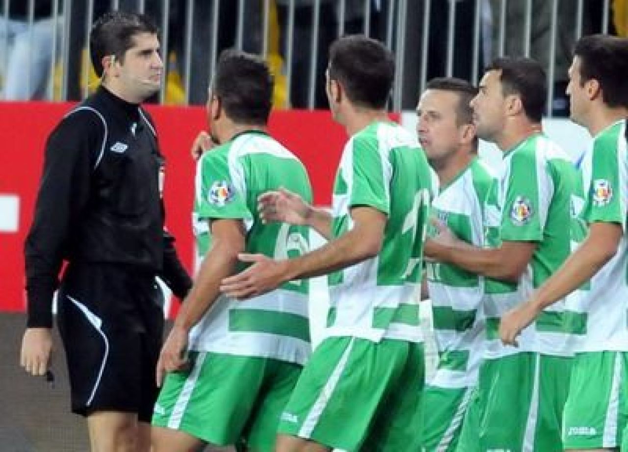 Macel OPRITa de arbitru! Sibienii au vrut sa iasa de pe teren, portarul a REFUZAT sa apere 2 penalty-uri: s-a intors cu spatele! FOTO_1
