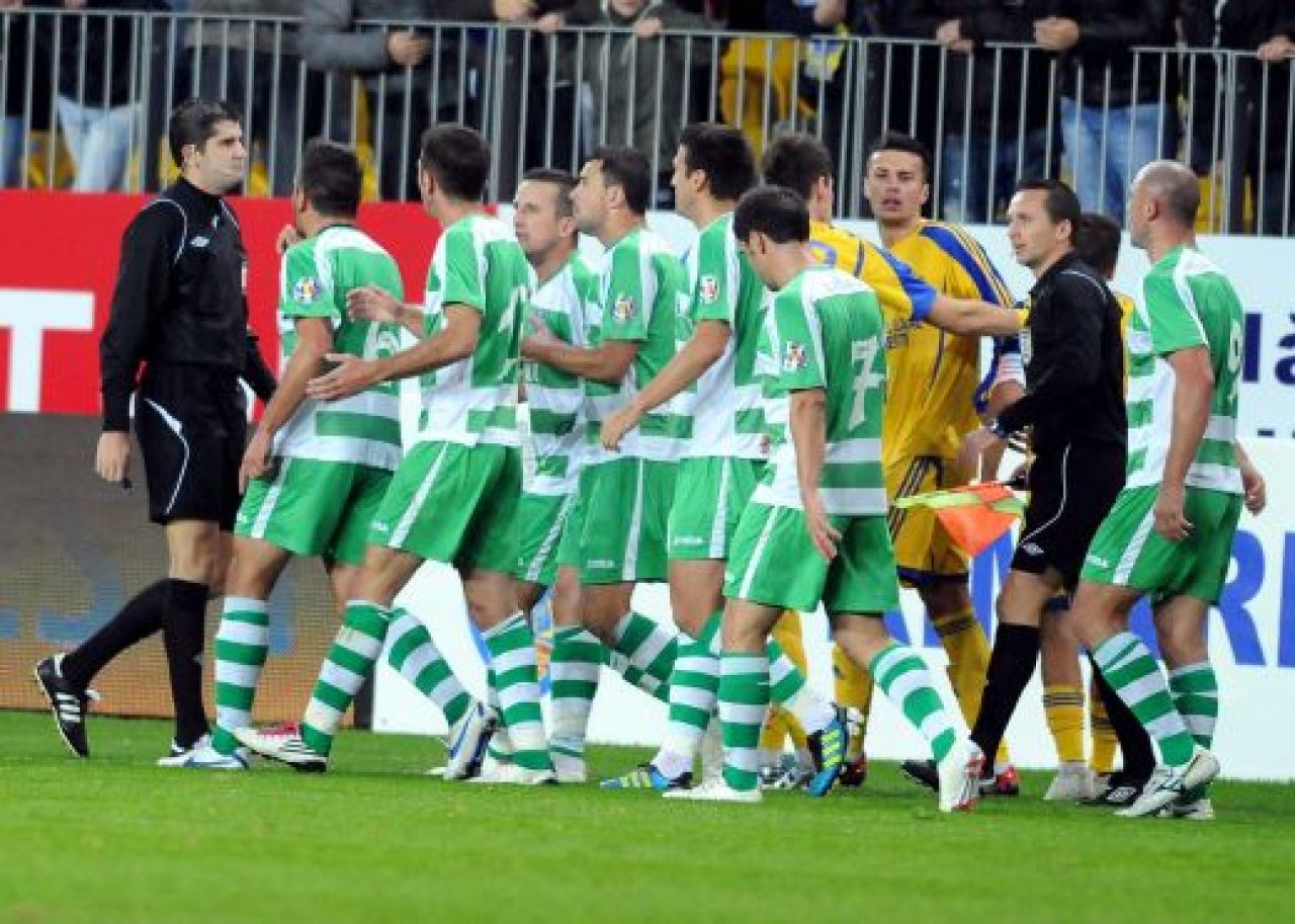 Macel OPRITa de arbitru! Sibienii au vrut sa iasa de pe teren, portarul a REFUZAT sa apere 2 penalty-uri: s-a intors cu spatele! FOTO_4