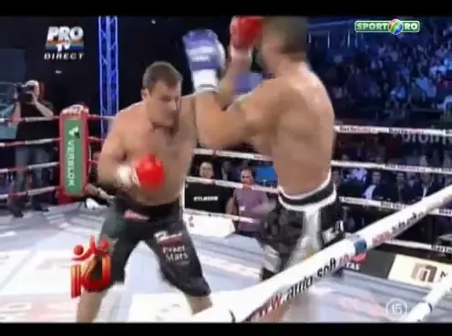 I-a dat de i-a sarit proteza! Croseul cu care Iftimoaie si-a facut adversarul sa isi caute dantura prin public! VIDEO