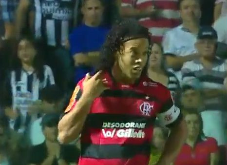 ROSU direct: Ronaldinho a comis-o exact ca Rooney! Vezi cum a faultat! VIDEO