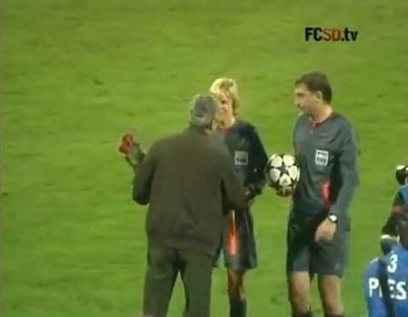 VIDEO Moment UNIC in cariera lui Mircea Lucescu! A oferit flori unui arbitru din Ucraina!