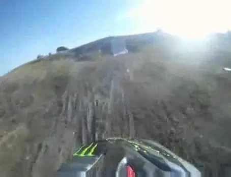 Imagini HORROR in motocross! Sare peste un deal si loveste o femeie cu roata! VIDEO