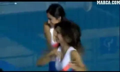 ATENTIE, majoreta la apa! Cea mai penala faza vazuta inainte de un meci :)) VIDEO