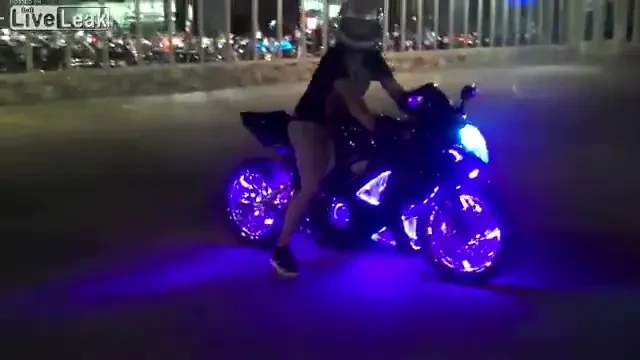 Cel mai original motor face autostrada sa arate ca o DISCOTECA! Vezi cum poti iesi din anonimat :)