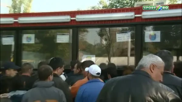 VIDEO: Nebunie la casele de bilete! Vezi imagini cu cozile de la National Arena de astazi: