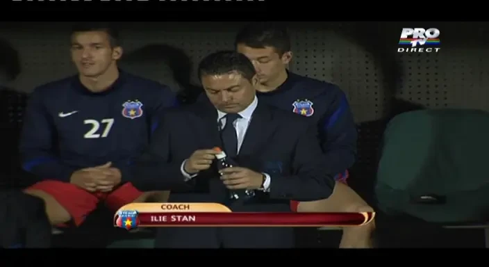 VIDEO Cosmarul lui Iliesta a inceput inainte de meci :) Momentul in care i-a venit sa dea cu sticla de pamant