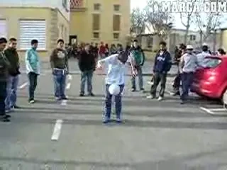 VIDEO! Cum a incercat un pusti catalan sa ajunga la prima echipa a Barcelonei: a jonglat GENIAL in fata stadionului!