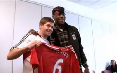 VIDEO! LeBron James le-a dat cadouri lui Luis Suarez, Dirk Kuyt si Steven Gerrard! Vezi ce le-a adus si ce a primit de la jucatori