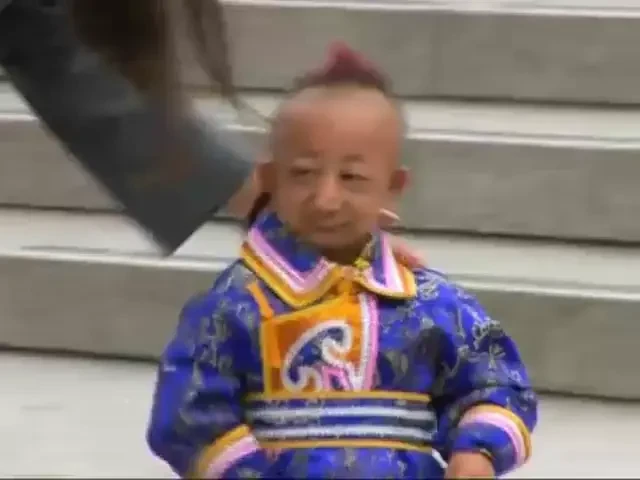 SUPER VIDEO: Femeia cu cele mai lungi picioare din lume s-a intalnit cu cel mai mic barbat! Vezi ce a iesit :)