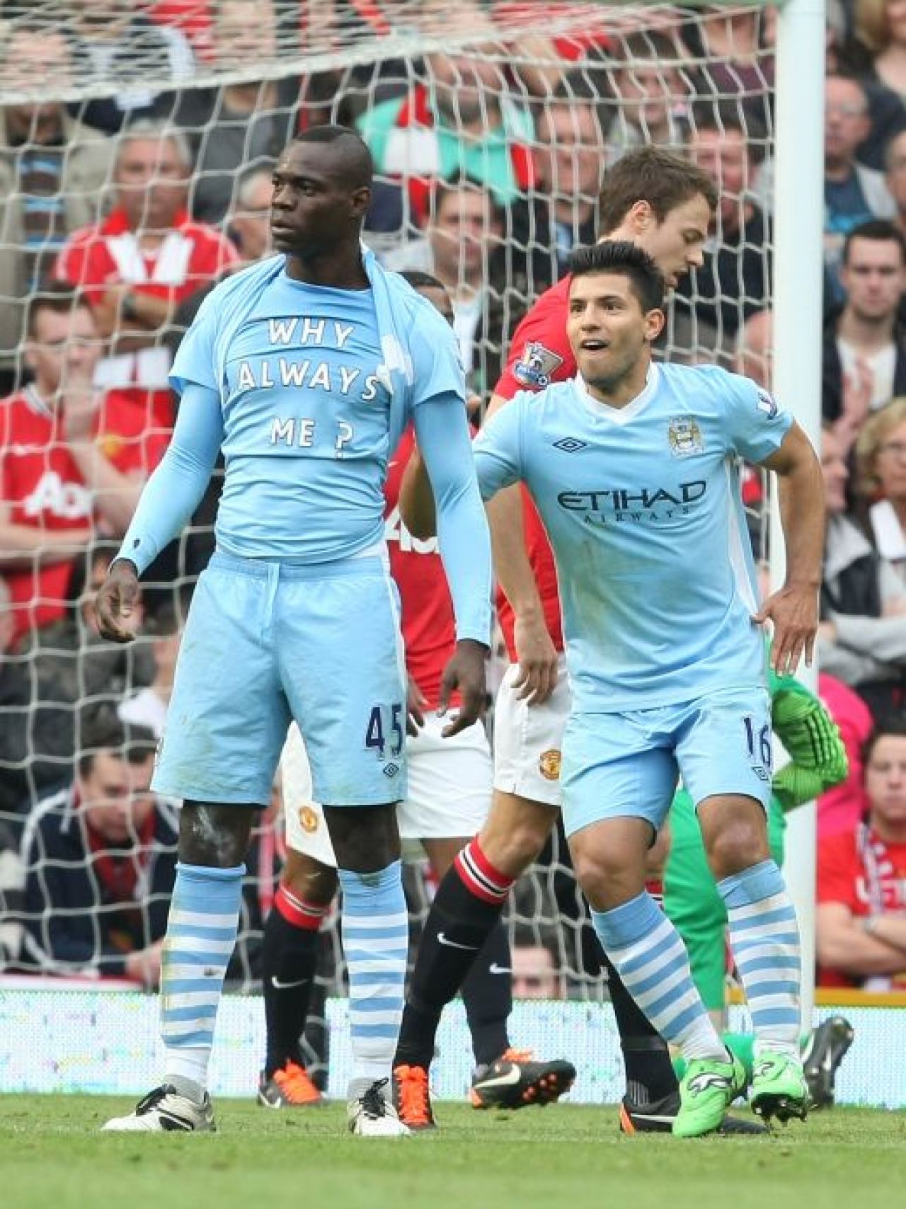 Revelion pentru Balotelli! Ce mesaj a afisat pustiul teribil al lui City dupa ce a deschis scorul pe Old Trafford!_2
