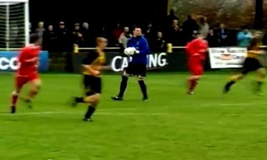 VIDEO INCREDIBIL! Pentru un minut, toti fanii din Anglia nu s-au mai uitat la United 1-6 City! Golul din poarta in poarta care i-a uimit pe britanici