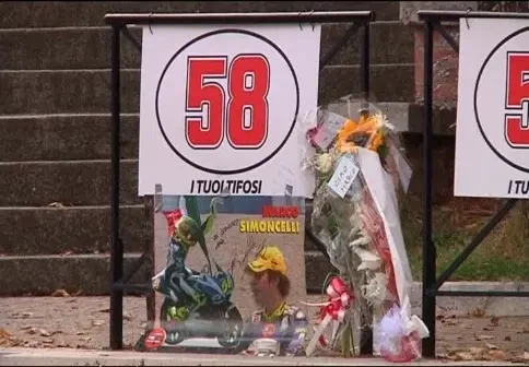 VIDEO: Fanii plang dupa Simoncelli: Ciao, Marco! De tine ne vom aduce aminte intotdeauna!