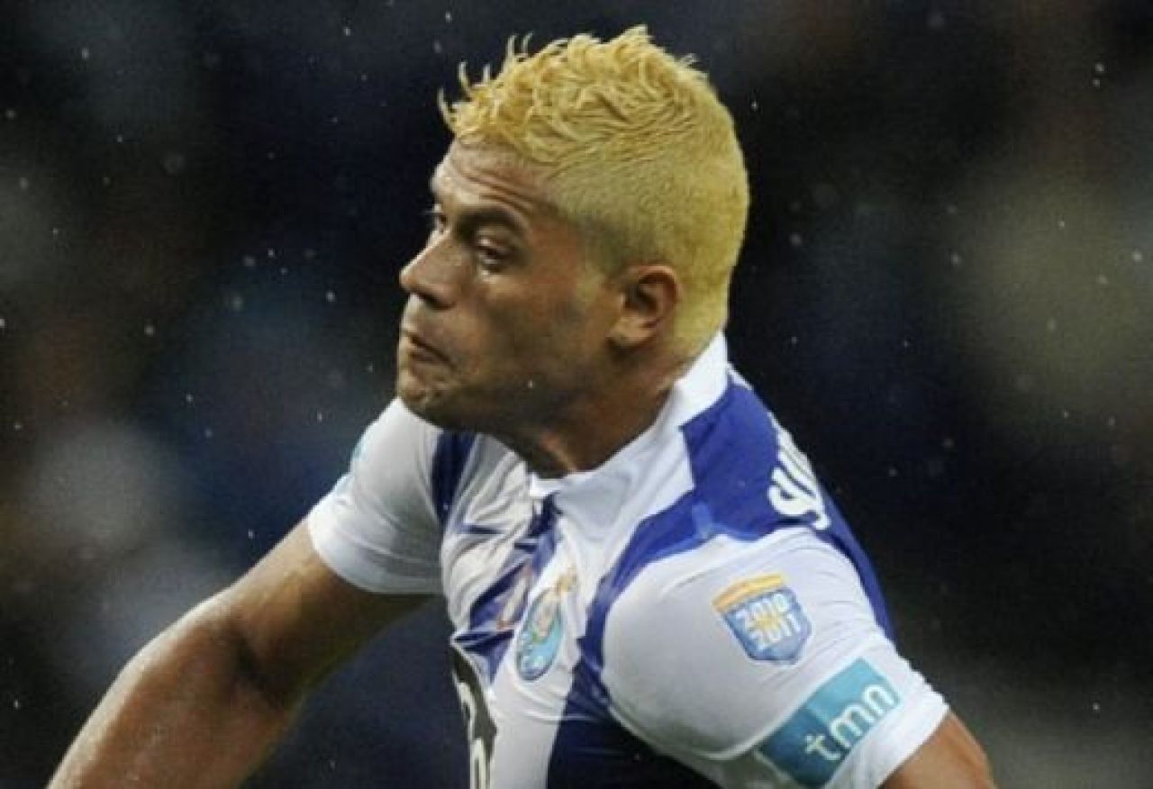 Horror look! El e cel mai mare fan al 'Generatiei de aur': s-a vopsit blond si a inscris un super gol!_1