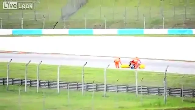 VIDEO SOCANT! Simoncelli, SCAPAT de oamenii care il carau cu TARGA! Italienii sun scandalizati: "Criminalii!"