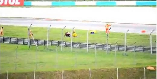 VIDEO SOCANT! Simoncelli, SCAPAT de oamenii care il carau cu TARGA! Italienii sunt scandalizati: "Criminalii!"