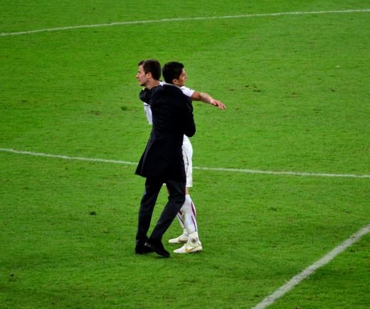 FOTO: Razvan i-a ridicat de jos pe rapidisti! Stelistii au facut coada sa fie si ei imbratisati de Razvan! Reactia dura a fanilor:_2