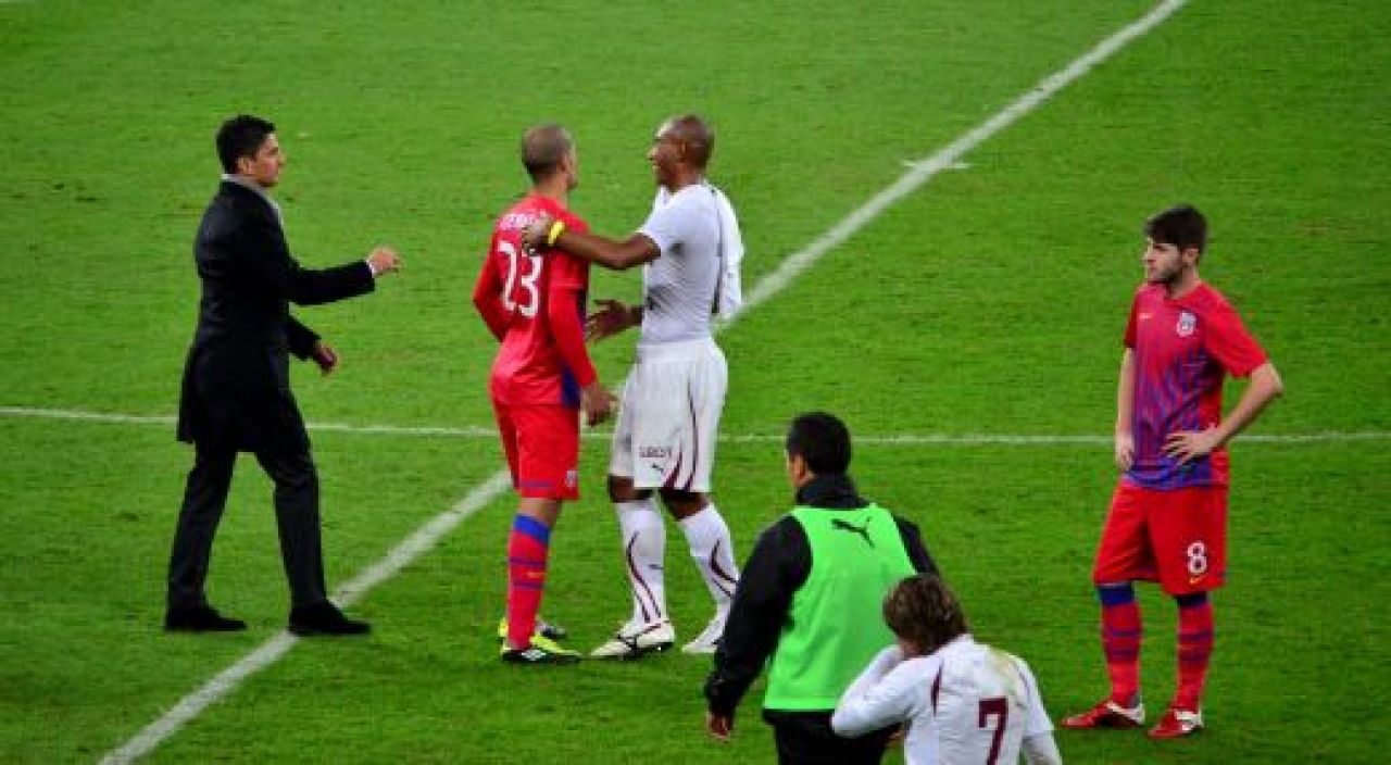 FOTO: Razvan i-a ridicat de jos pe rapidisti! Stelistii au facut coada sa fie si ei imbratisati de Razvan! Reactia dura a fanilor:_3