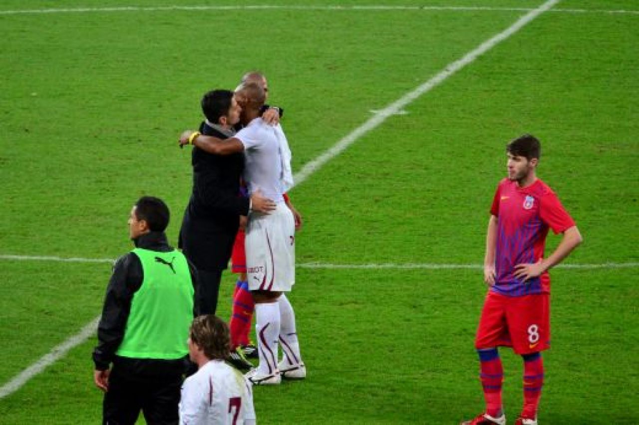 FOTO: Razvan i-a ridicat de jos pe rapidisti! Stelistii au facut coada sa fie si ei imbratisati de Razvan! Reactia dura a fanilor:_4